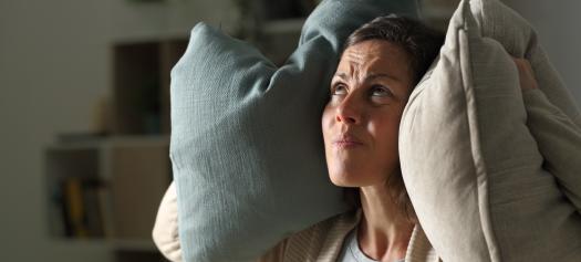 Femme adulte agacée par le bruit de ses voisins chez elle